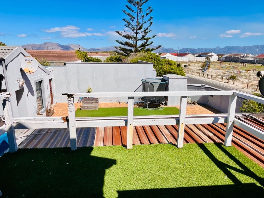 4 Bedroom Property for Sale in Wavecrest Western Cape